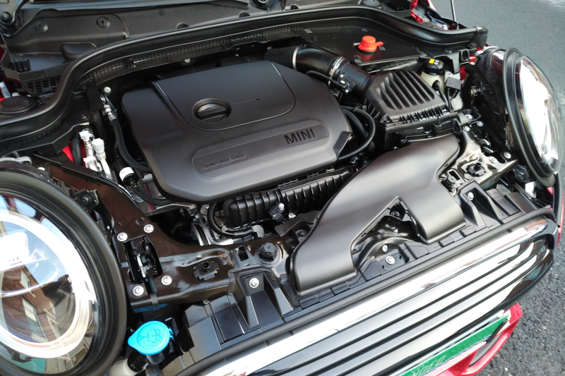 Closer look of the nice clean engine bay
